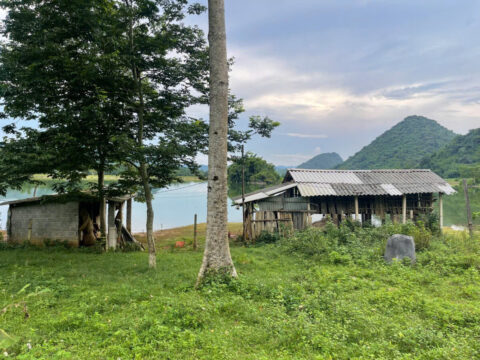 Bán đất bám hồ Yên Thủy Hòa Bình – 2.500m², 1.000m² thổ cư, sổ đỏ sẵn!